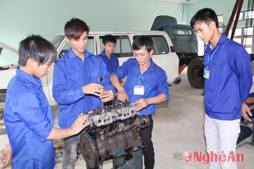 Lớp sửa chữa ô tô ở Trường Trung cấp nghề công - nông nghiệp Yên Thành. Ảnh: n.s