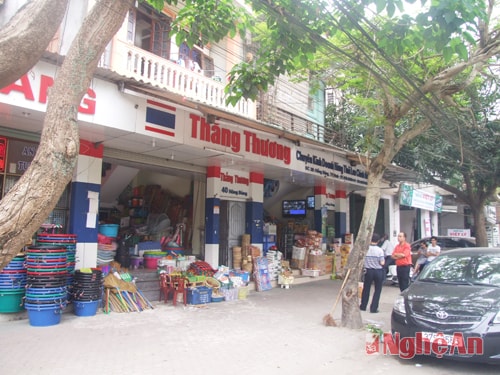 Dãy cửa hàng chuyên kinh doanh hàng Thái Lan trên đường Hồng Bàng (TP Vinh)