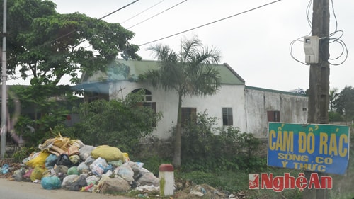Điểm gom rác tự phát nằm trên Quốc lộ 46 đoạn qua xã Nghi Ân, TP. Vinh.