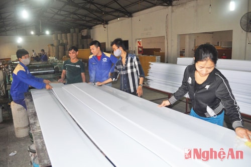 Sản xuất tấm nhựa ở Công ty CP Công nghiệp và Phát triển xây dựng Miền Bắc.