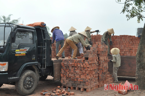 Bốc xếp gạch tại Xí nghiệp Trung Đô Nam Giang.