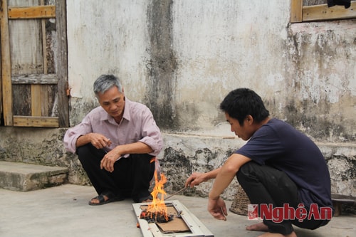 Ông Hoàng Đình Danh ở xã Nam Thành (Yên Thành) hủy bỏ tài liệu liên quan đến tà đạo Hoàng Thiên Long.