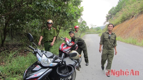 Công an huyện Tương Dương cùng các lực lượng truy quét đẩy đuổi những đối tượng mua bán trái phép chất ma túy tại chốt Bản Vẽ