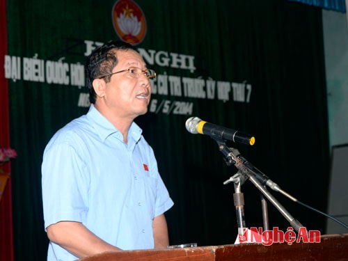 Đồng chí Phạm Văn Tấn báo cáo trước cử tri xã Nghi Lâm.