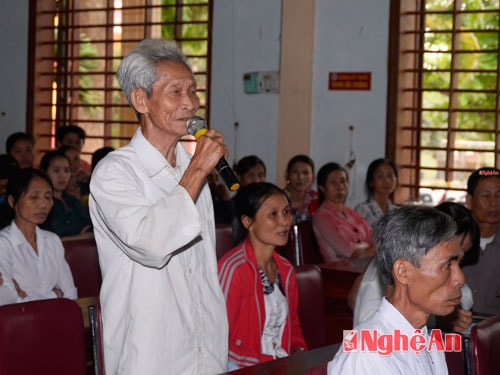 Cử tri xóm 8 xã Nghi Lâm phát biểu.