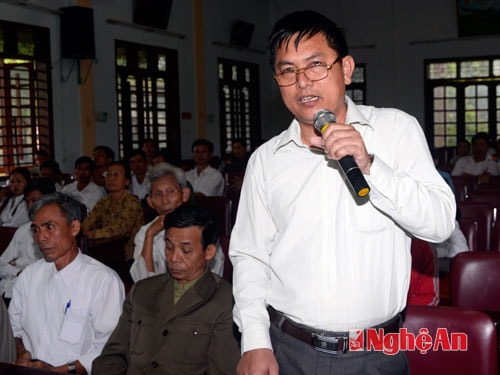 Đại diện cán bộ chính sách xã giải trình một số ý kiến của cử tri.
