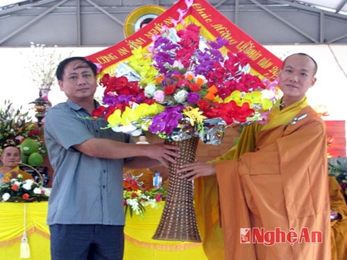 Đại diện lãnh đạo công an tỉnh tặng hoa chúc mừng ĐĐ Trụ trì chùa Càn Môn – Thị xã Hoàng Mai.