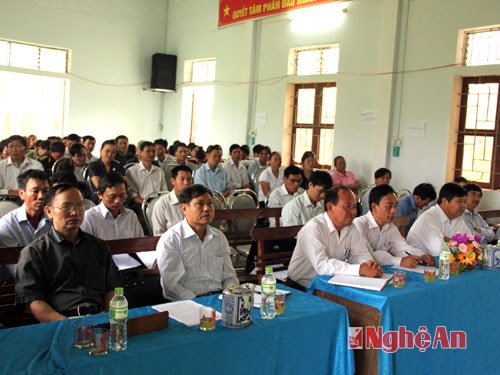 Lãnh đạo huyện Quỳ Hợp và đông đảo nhân dân xã Châu Thái đến dự hội nghị.