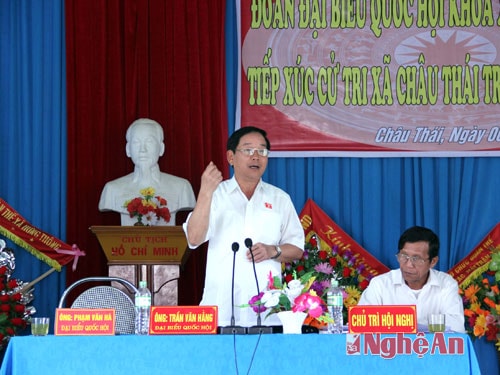 Đồng chí Trần Văn Hằng trả lời các kiến nghị của cử tri.