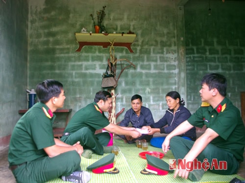 ​Ban CHQS huyện Nghĩa Đàn thăm, tặng quà gia đình ông Nguyễn Đình Bàn, xã Nghĩa Thọ, Nghĩa Đàn.