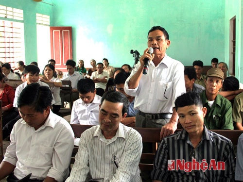 Cử tri xã Nghĩa Tiến phát biểu ý kiến.
