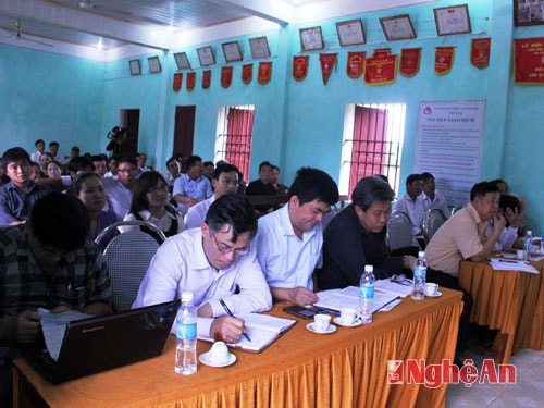 Lãnh đạo Thị xã Thái Hòa đến dự hội nghị.