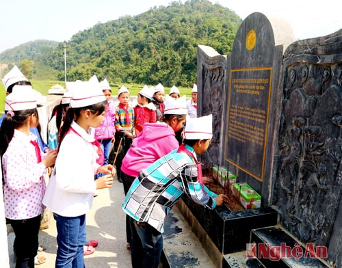 Học sinh Trường Tiểu học Mường Pồn (huyện Điện Biên) dâng hương, tìm hiểu gương hy sinh anh dũng của liệt sỹ Bế Văn Đàn. Ảnh: Trần Duy Ngoãn