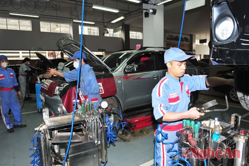Lao động làm việc tại Công ty Toyota Vinh.    Ảnh: S.M