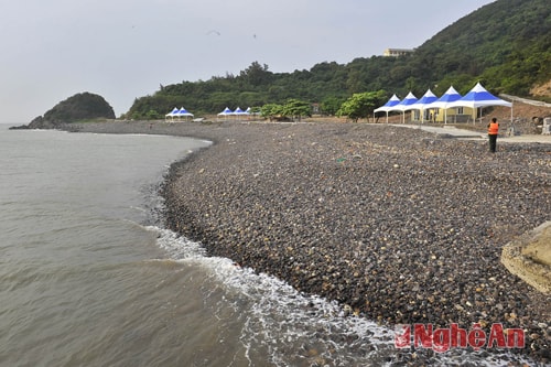 Một góc bãi sỏi đảo Ngư mới được đầu tư hạ tầng phục vụ du khách. Ảnh: Sỹ Minh