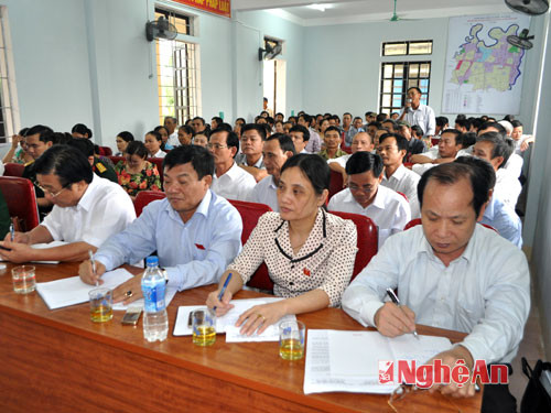Đại biểu HĐND tỉnh, HĐND huyện Hưng Nguyên lắng nghe tâm tư nguyện vọng của cử tri.