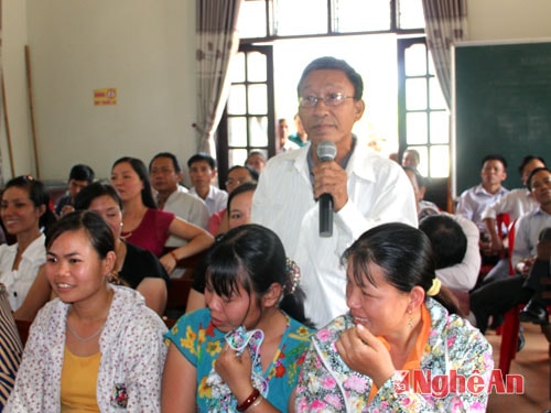 Cử tri nêu kiến nghị với ĐBQH.