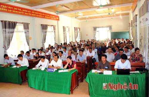 Đông đảo cử tri đến dự hội nghị
