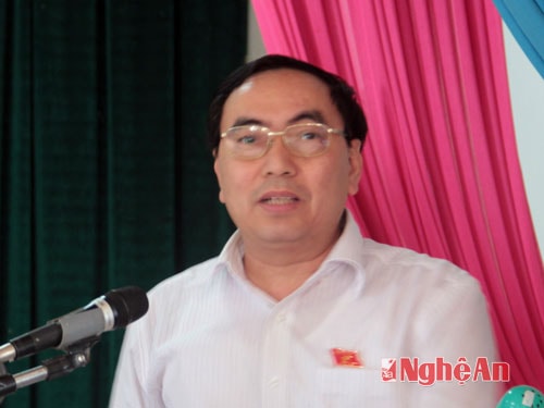 Ông Phạm Văn Hà trả lời ý kiến của cử tri.