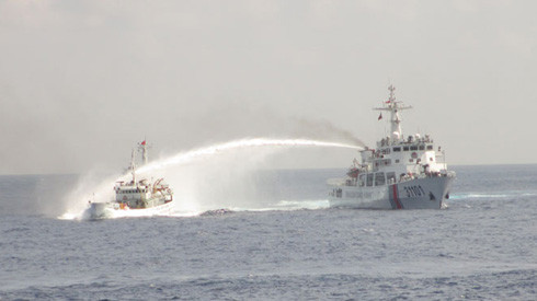 Vòi rồng của tàu Trung Quốc tấn công tàu của Việt Nam
