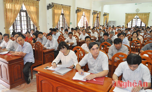 Đại diện Đảng ủy Khối Doanh nghiệp Nghê An và địa diện các ngành lắng nghe ý kiến phản ánh của cử tri