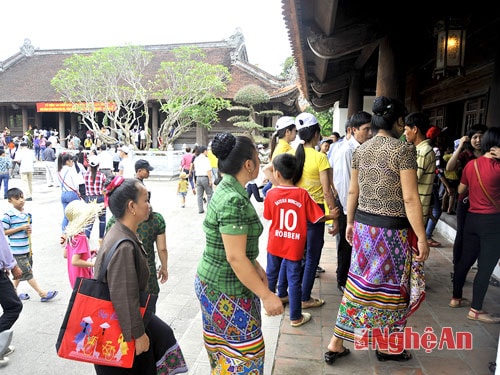 Du khách về thăm  Khu di tích Kim Liên.  Ảnh: Sỹ Minh