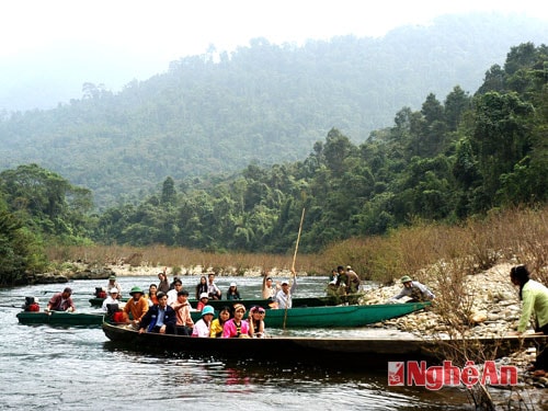 Du khách tham quan rừng nguyên sinh Pù Mát. Ảnh: Sỹ Minh