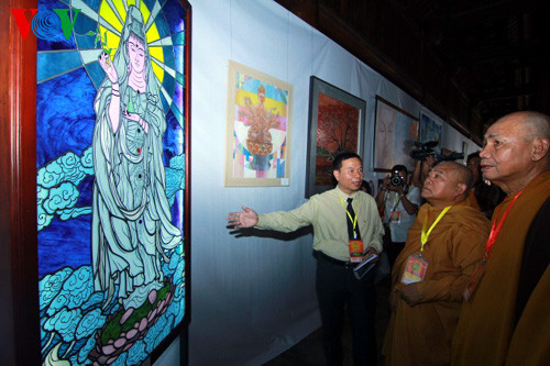 Các tác phẩm trưng bày tại Triển lãm mang đậm tinh thần Phật giáo Việt Nam và thế giới (Ảnh: Lại Thìn)