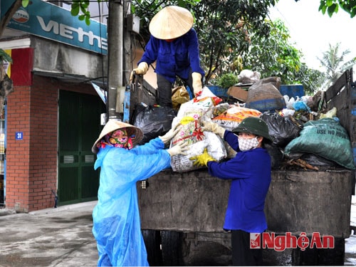 HTX Dịch vụ NN và MT Thị trấn Hưng Nguyên thu gom rác thải.