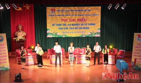 Cuộc thi mở đầu với những tiết mục văn nghệ đặc sắc của các sinh viên ĐH Vinh