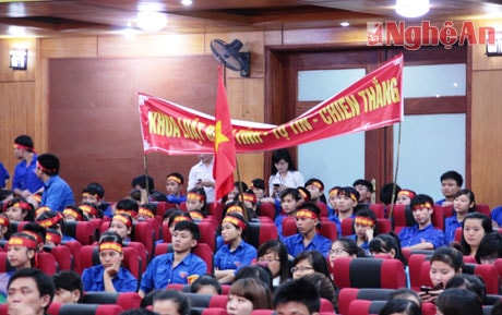 Các sinh viên cổ động rất nhiệt tình cho các đội thi