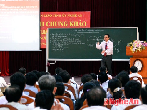 Thí sinh Nguyễn Anh Văn - thí sinh đầu tiên trình bày bài thi của mình.