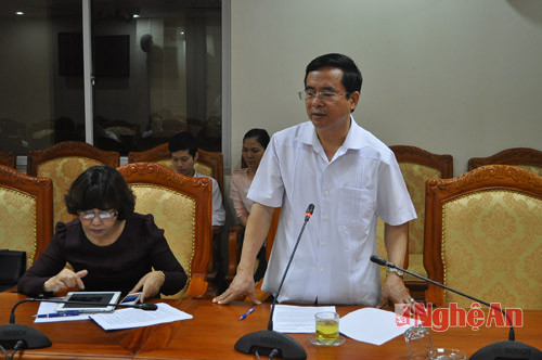 Đồng chí Nguyễn Hữu Lậm, Trưởng Ban Tổ chức Tỉnh ủy, Trưởng Ban pháp chế HĐND tỉnh phát biểu