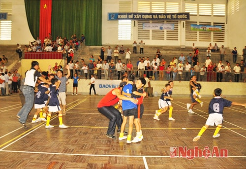 Mừng chiến thắng của đội NĐ Tân Kỳ tại mùa giải 2013. Ảnh: Trần Hải