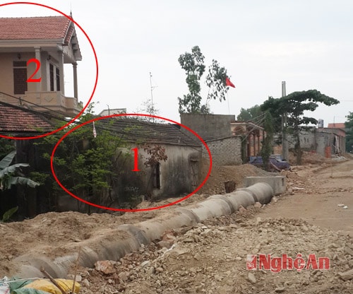 1. Ngôi nhà gia đình ông Hải yêu cầu hỗ trợ kinh phí di chuyển vì sợ sụt lún khi thi công QL 1A. 2. Ngôi nhà kiên cố trên thửa đất bố, con ông Ngô Trí Khoán và ông Ngô Trí Hải đang sinh sống tại khối 7, phường Mai Hùng (ven QL 1A). (Ảnh chụp lúc 17h ngày 8/5/2014)