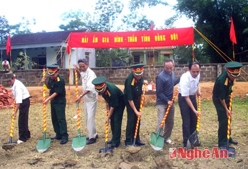 Lãnh đạo Cục chính trị quân khu, Sư đoàn 324, Trung đoàn 1 cùng chính quyền địa phương, gia đình  tham gia động làm lễ động thổ.