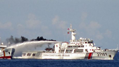 Tàu Trung Quốc sử dụng vòi rồng tấn công tàu Việt Nam (Ảnh: Reuters)