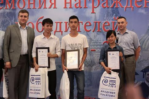 Ba sinh viên, học sinh nhận giải thưởng cao nhất cuộc thi Olympic Vật lý.