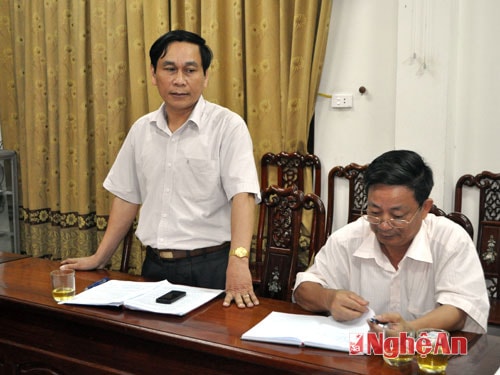 Ông Lê Văn Khang - Chủ tịch UBND huyện báo cáo công tác lãnh đạo, chỉ đạo giải quyết đơn thư KNTC trên địa bàn.
