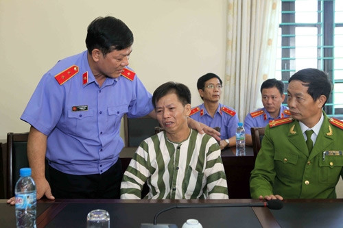 VKSND Tối cáo công bố quyết định tạm tha ông Chấn - Ảnh: Minh Quang
