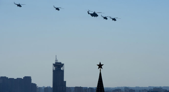 Trực thăng Mi-8 và Mi-26 của Nga trình diễn trong lễ kỷ niệm.
