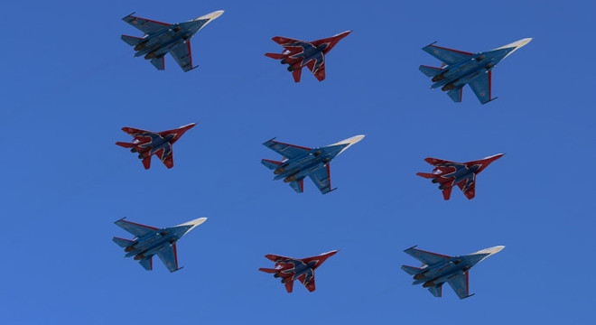 Phi đội máy bay Sukhoi SU -27 và MiG-29 bay qua Quảng trường Đỏ.