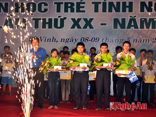 Giao nhiệm vụ cho 4 thí sinh được chọn tham gia Hội thi Tin học trẻ toàn quốc.