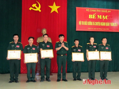 Đại tá Hoàng Chương trao Giấy khen cho các đồng chí đạt giải nhất, nhì, ba tại hội thi.