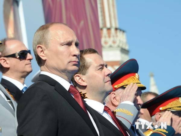 Tổng thống Nga Vladimir Putin (trái) và Thủ tướng Nga Dmitry Medvedev (thứ 2, trái) dự lễ kỷ niệm Ngày Chiến thắng ở Quảng trường Đỏ ngày 9/5. (Nguồn: AFP/TTXVN)