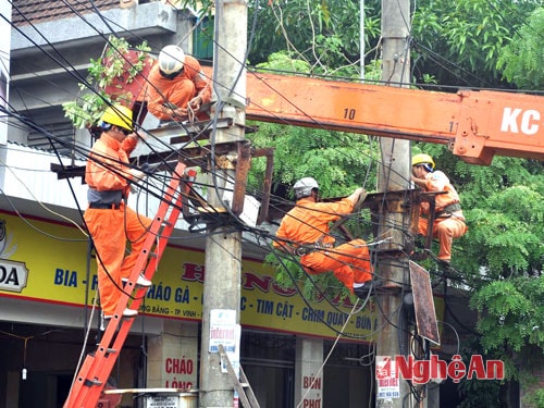 Điện lực TP .Vinh cải tạo, nâng cấp hệ thống mạng lưới điện  tại đường Hồng Bàng - phường Lê Mao. Ảnh: Hoàng Vĩnh