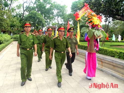 CBCS Công an Nam Đàn dâng hương tại khu di tích Kim Liên
