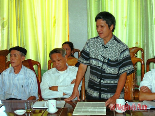 Anh Sầm Văn Bình trong một cuộc hội thảo khoa học về chữ Thái ở TP. Điện Biên (tỉnh Điện Biên).