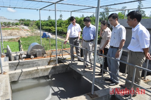 Đại diện MTTQ tỉnh tham gia cùng với HĐND tỉnh về xử lý nước thải tại Công ty bánh kẹo Tràng An (Cửa Lò).  Ảnh: m.h