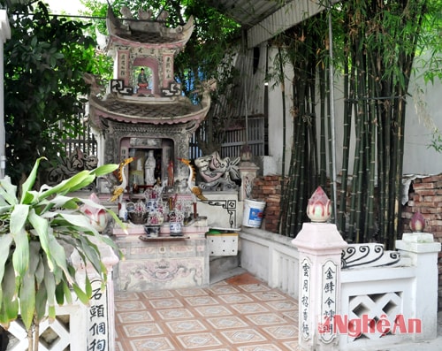 Ngôi miếu đá cổ dày huyền tích trên đường Hoàng Thị Loan.